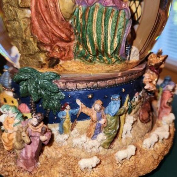 Rotating Water Globe plays "O Holy Night " by Kirkland Home - Picture 5 of 8
